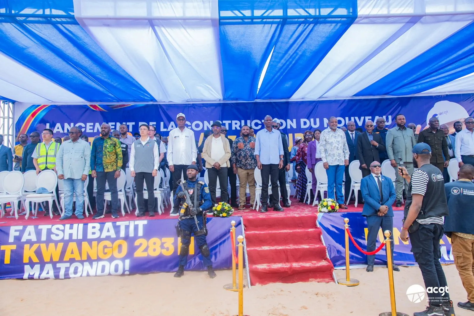 Tribune officielle de la cérémonie du pont Kwango