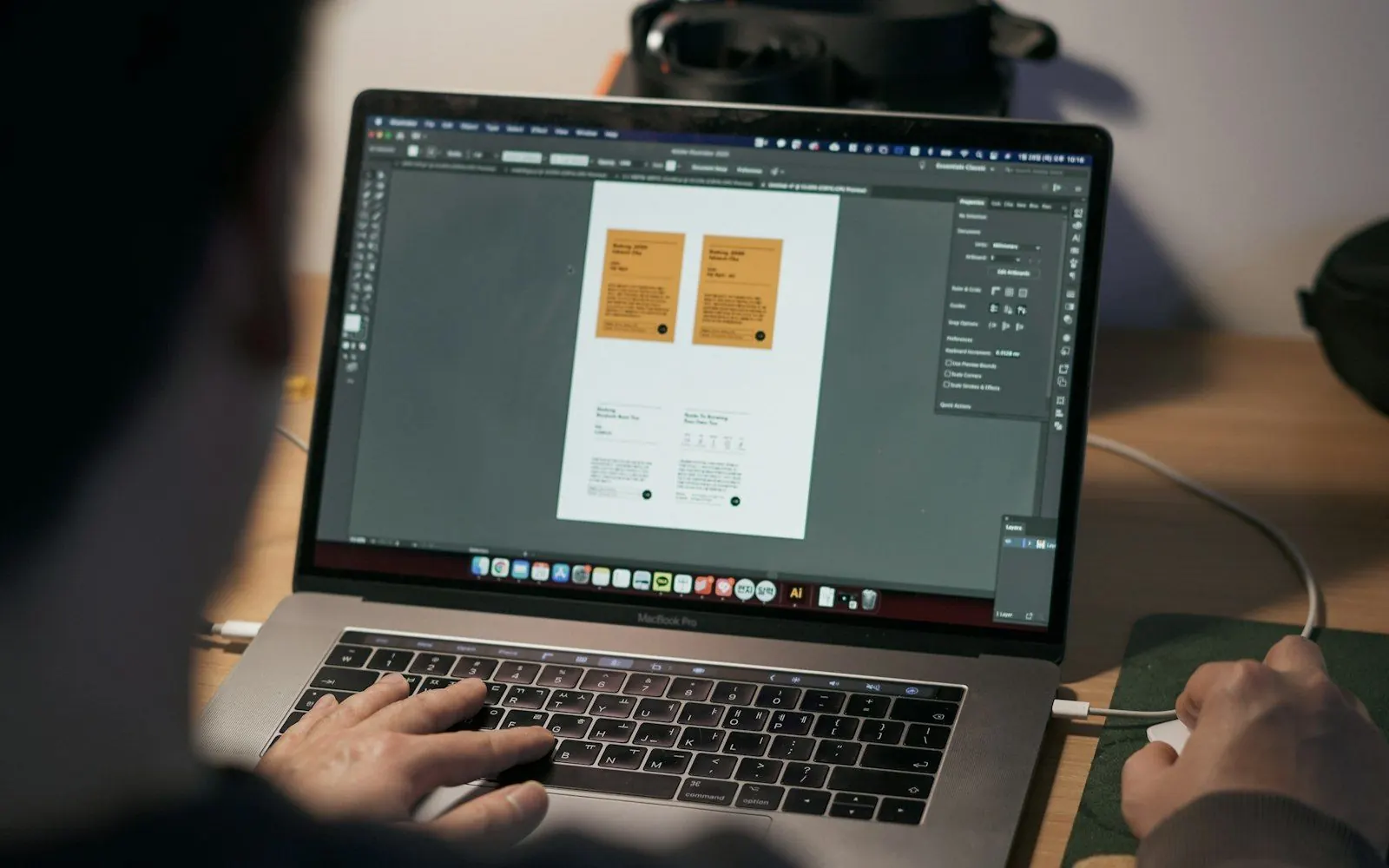 Graphiste mettant en page une affiche