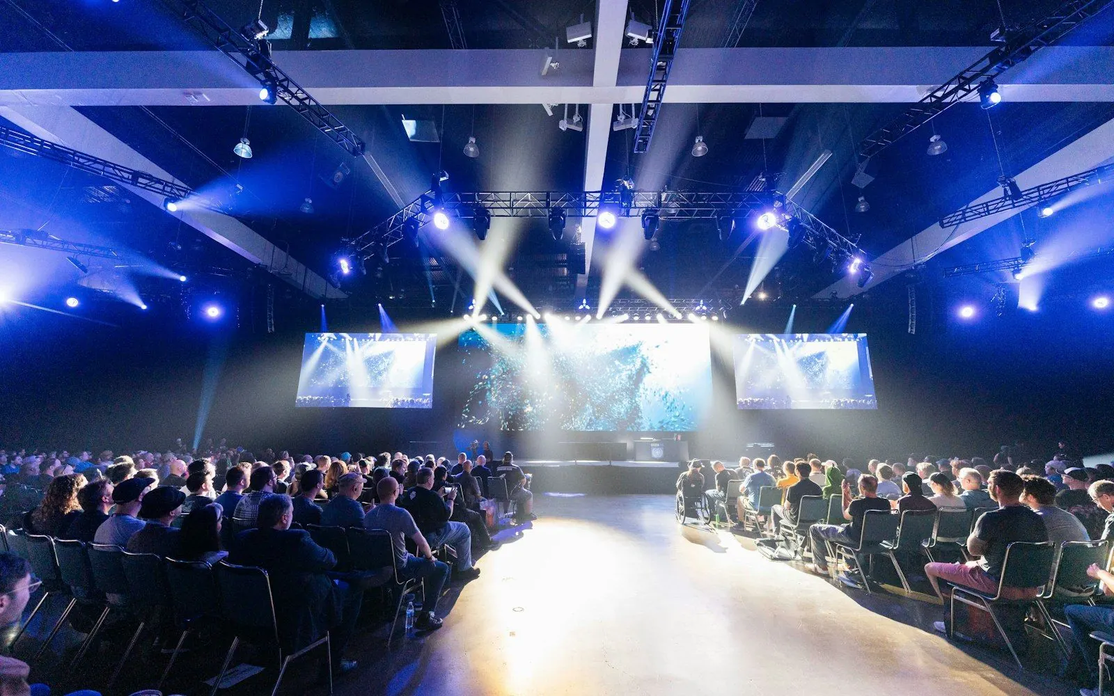Grande salle de conférence éclairée